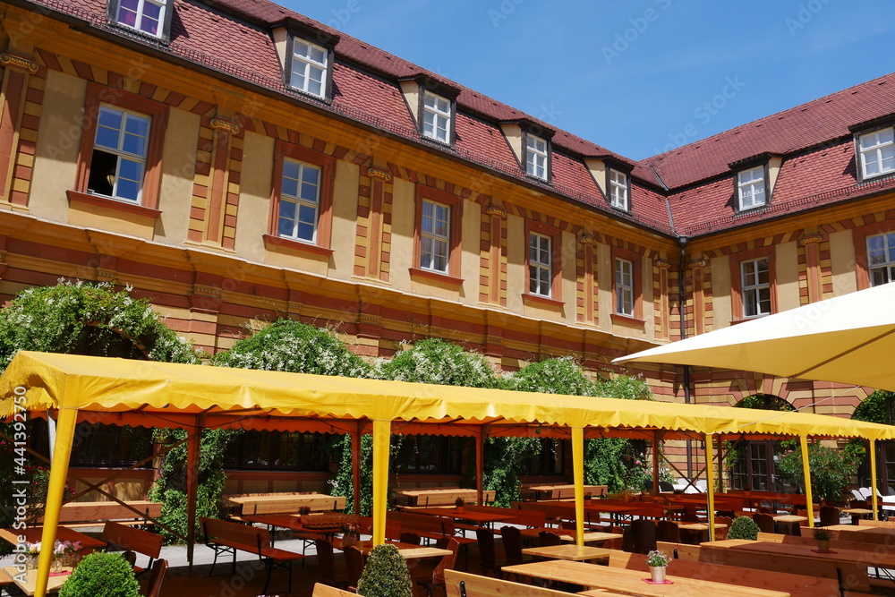 Gaststätte Bürgerspital Biergarten mit Sonnenschirmen in Würzburg