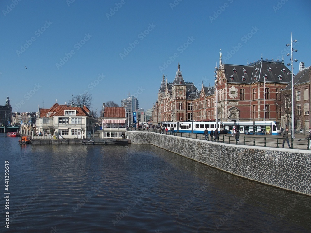 Blick über das Wasser auf den Hauptbahnhof von Amsterdam, Niederlande
