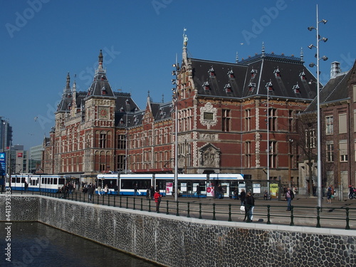 Straßenbahn vor dem Hauptbahnhof von Amsterdam, Niederlande