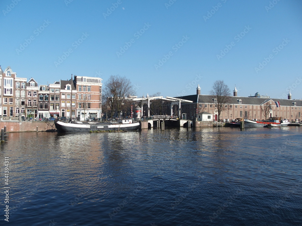 Ziehbrücke und Eremitage in Amsterdam Niederlande