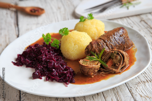 Rouladen mit Rotkohl und Klößen photo