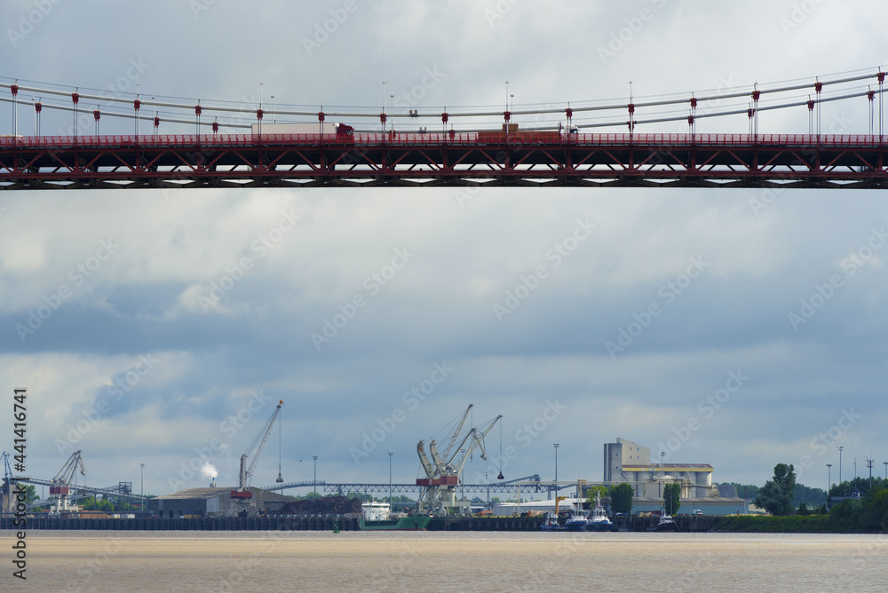 Pont d'Aquitaine et site industriel de Bordeaux en France