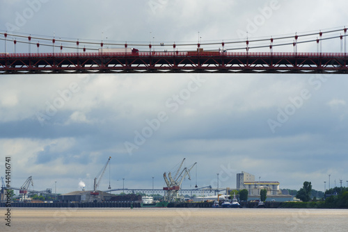 Pont d'Aquitaine et site industriel de Bordeaux en France