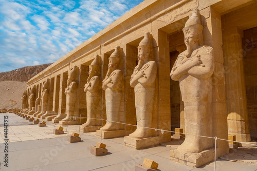 Obraz na płótnie Sculptures of pharaohs entering the Funerary Temple of Hatshepsut in Luxor