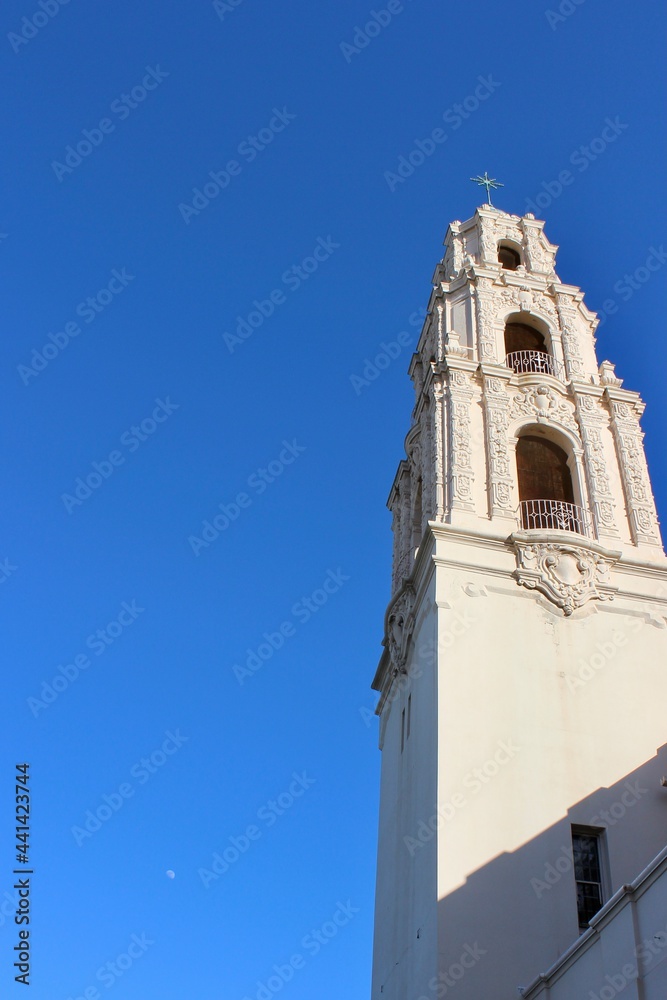 雲一つない青空にそびえる教会の塔