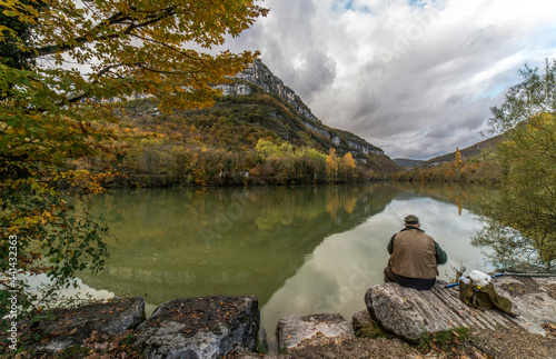 Pêche à la ligne sur la rivière d'Ain à Bolozon, Bugey, France photo