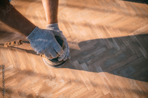 Tableau sur toile A male carpenter works with a wood grinder