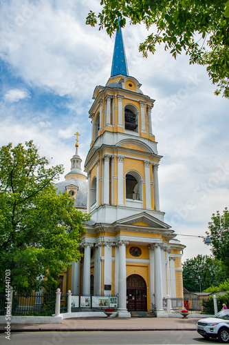 Due to the beauty of the area, the Pea Field was built up with palaces of the highest Russian nobility. The Church of the Ascension, like the palaces, was built in the style of Moscow classicism.   