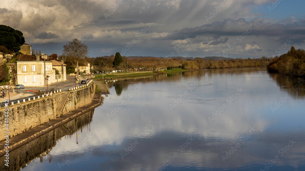Fototapeta premium Castillon la Bataille - La rivière et les quais