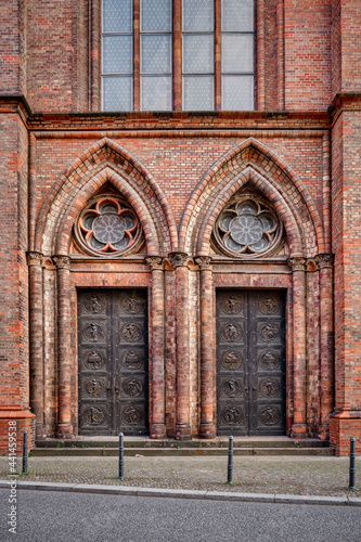 Doppelportal mit gusseisernen Flügeltüren an der Ostseite der denkmalgeschützten "Friedrichswerdersche Kirche" in Berlin-Mitte