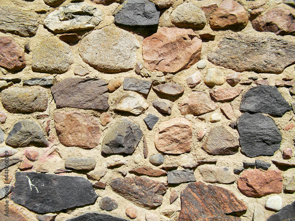 Feldsteine einer historischen Stadtmauer aus dem Mittelalter
