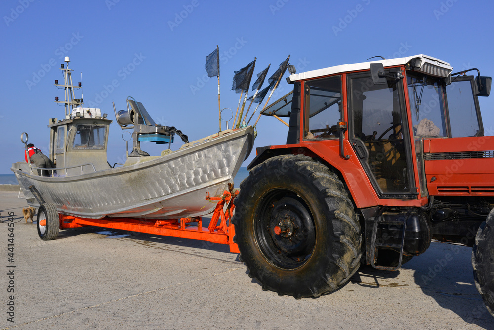 Bateau de pêche tracté par un tracteur à Quiberville (76860), département de Seine-Maritime en région Normandie, France