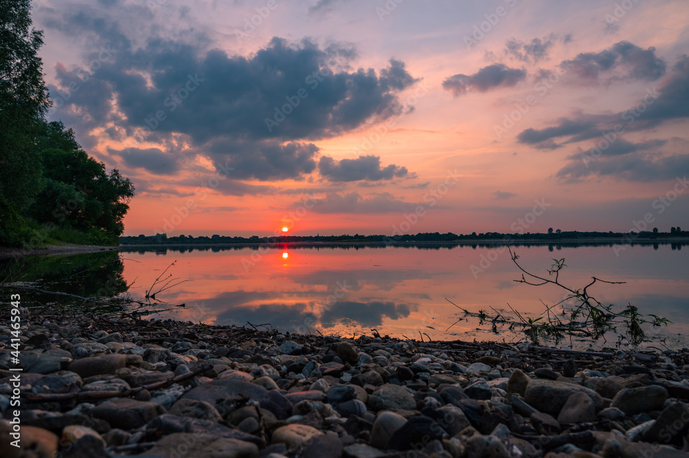 Sonnenuntergang über See am Niederrhein