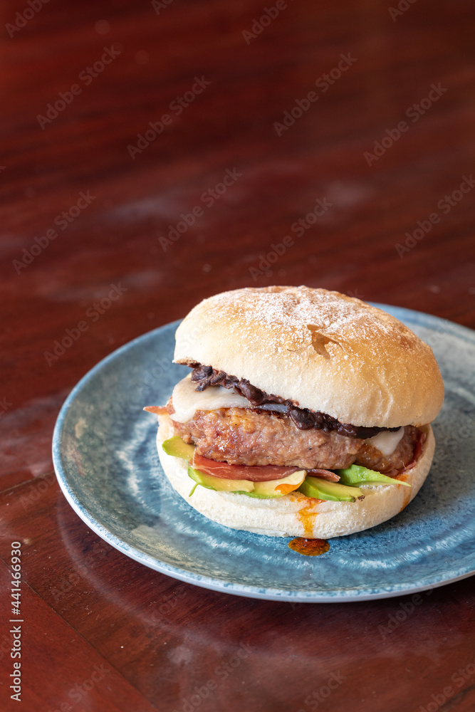Hamburguesa con aguacate, queso y frijoles Hamburguesa con aguacate, queso y frijoles
