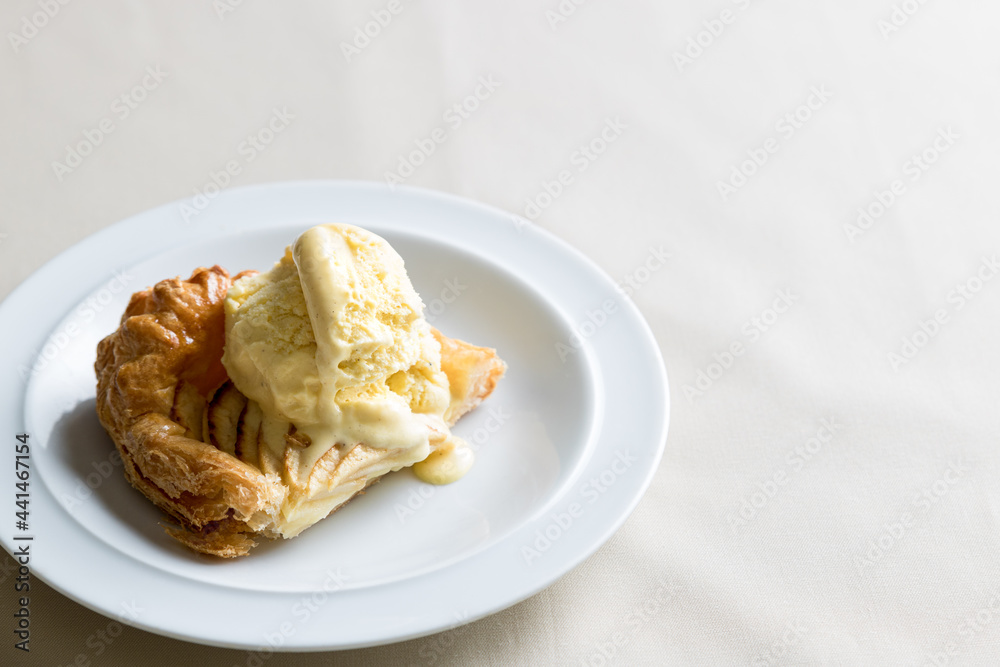 Tarta de manzana con helado de vainilla