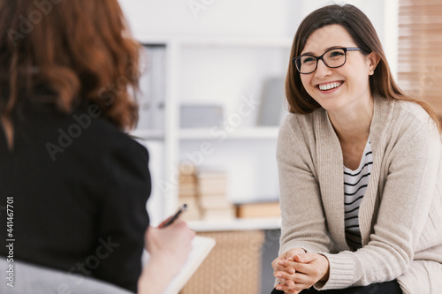 Foto Happy woman during successful psychotherapy with counselor at clinic
