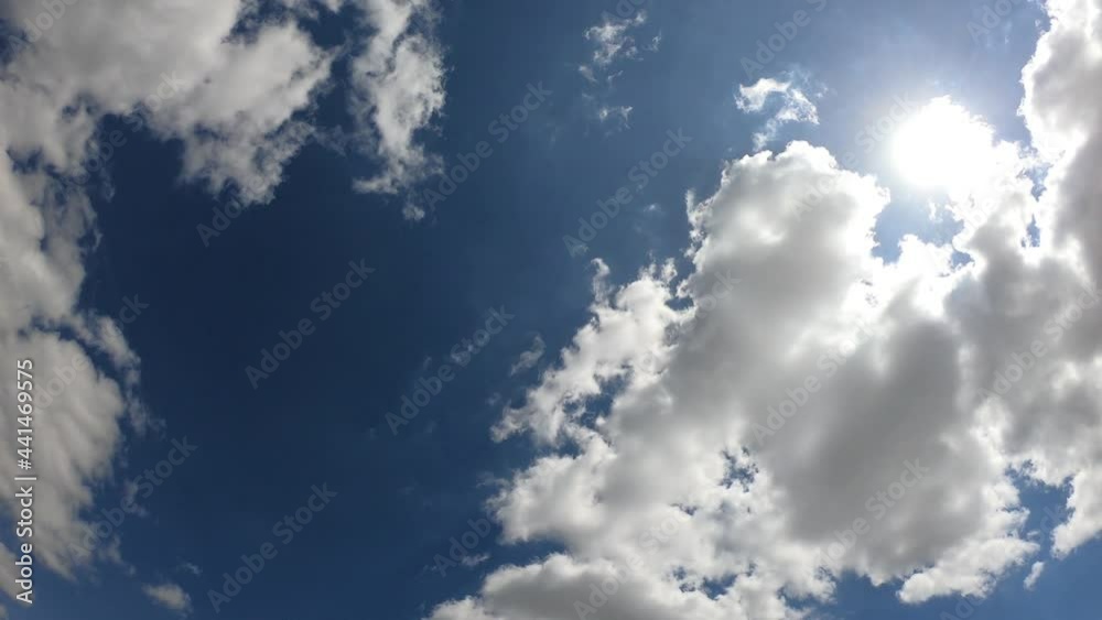 Zeitraffer von Wolken und blauem Himmel