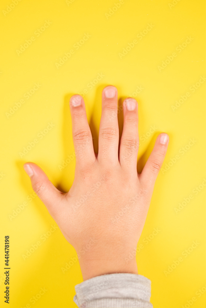 manos con fondo amarillo solido manos con fondo amarillo solido