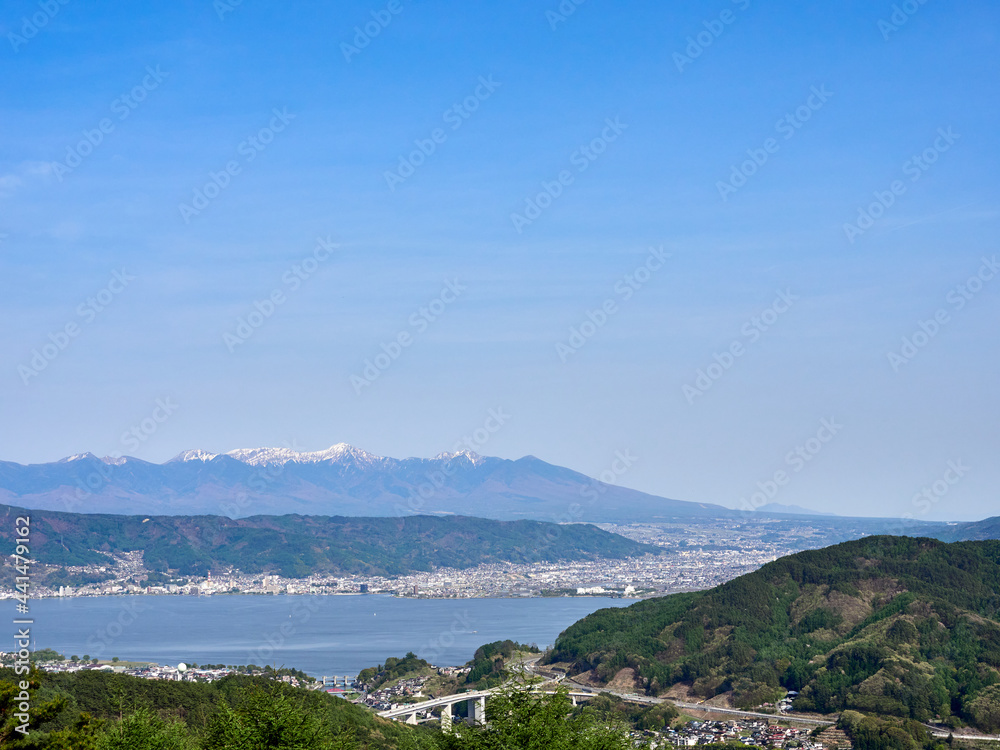 5月上旬、岡谷市の塩嶺王城パークライン展望広場から八ヶ岳・諏訪湖を望む