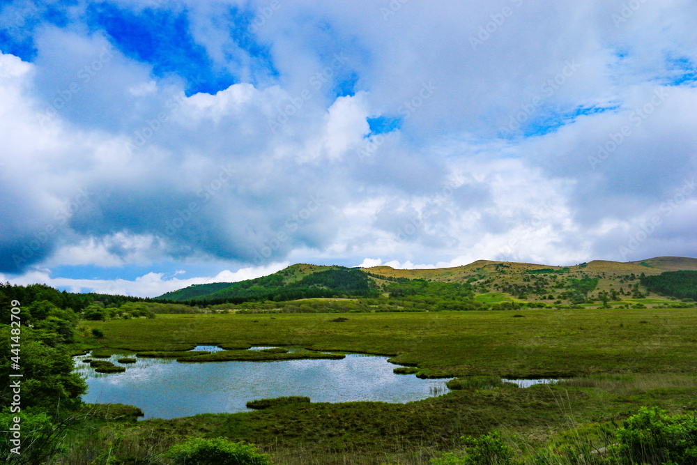 長野県諏訪市　霧ヶ峰　八島ヶ原湿原とダイナミックな雲のある風景