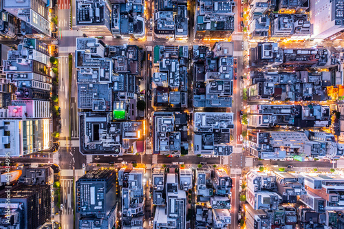 夜のオフィスビル群　空撮