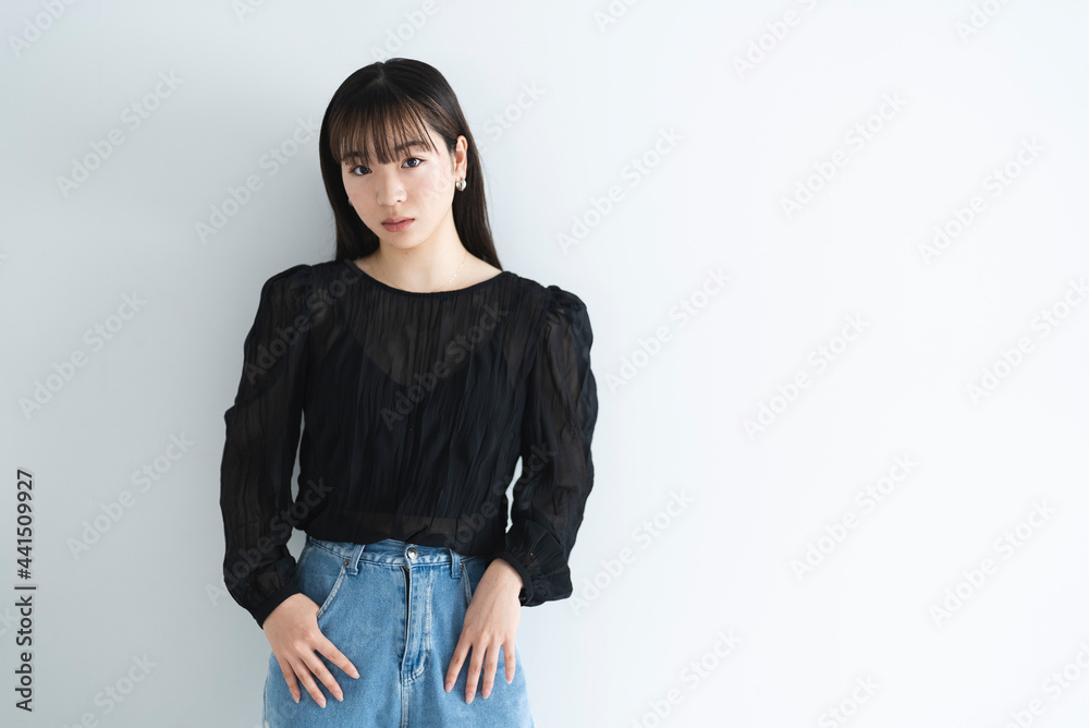 クールな若い女性 クールな若い女性