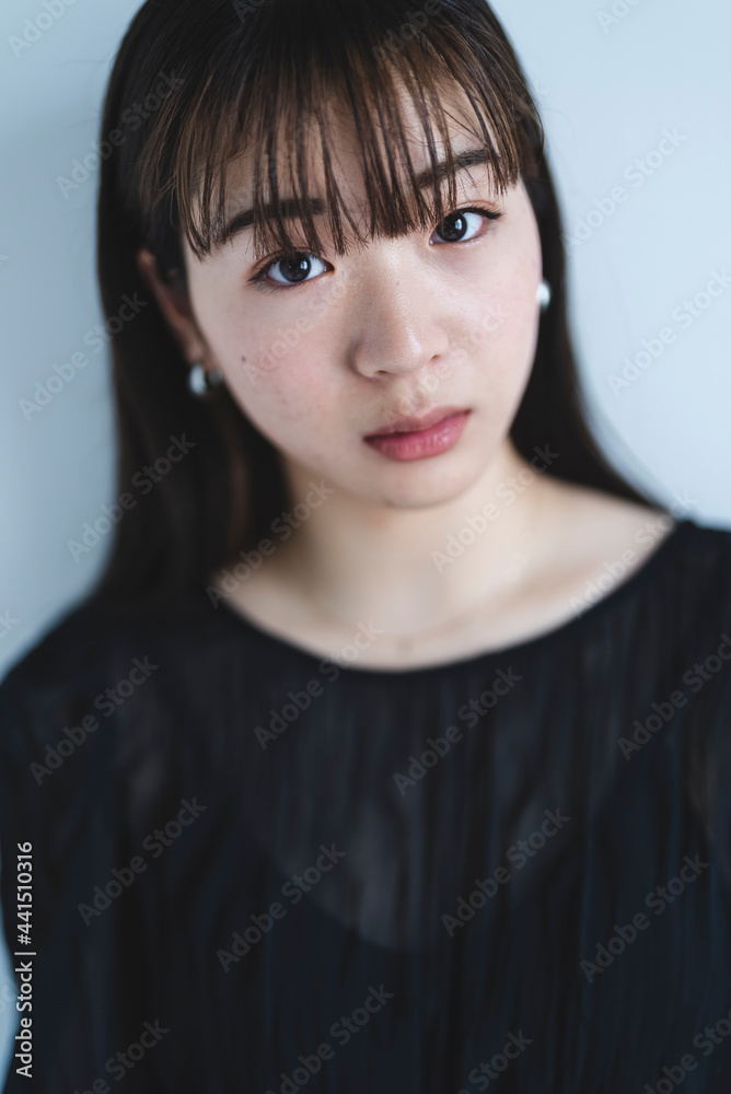 クールな若い女性 クールな若い女性
