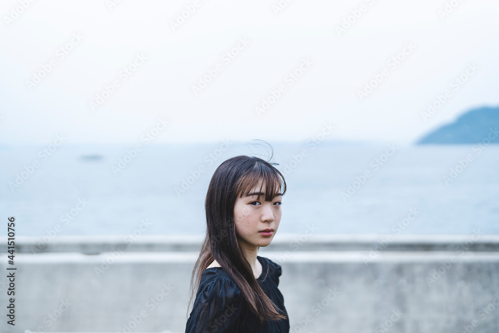 街を散策する女性 街を散策する女性