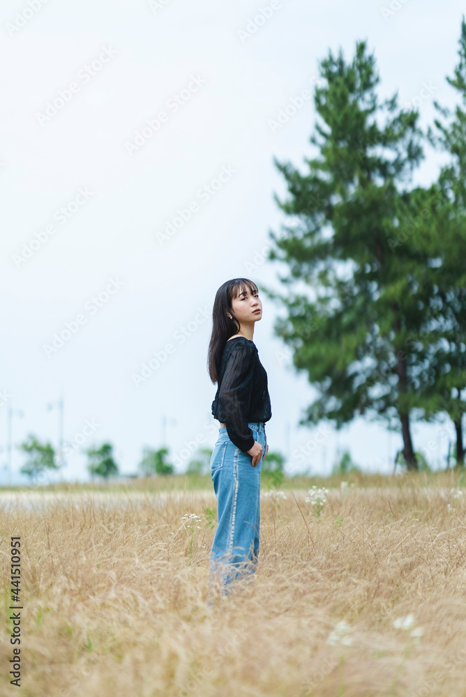 街を散策する女性