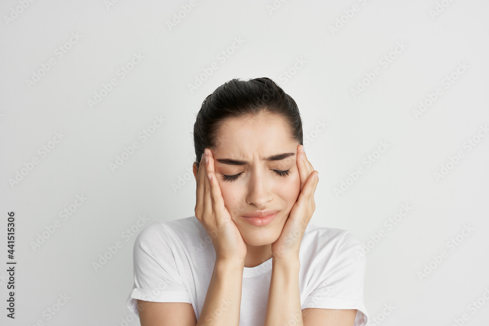 woman holding her head health problems migraine lifestyle medicine woman holding her head health problems migraine lifestyle medicine