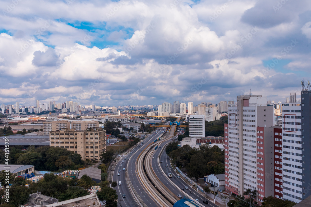 Vista do alto da pista do centro de São Paulo com prédios
