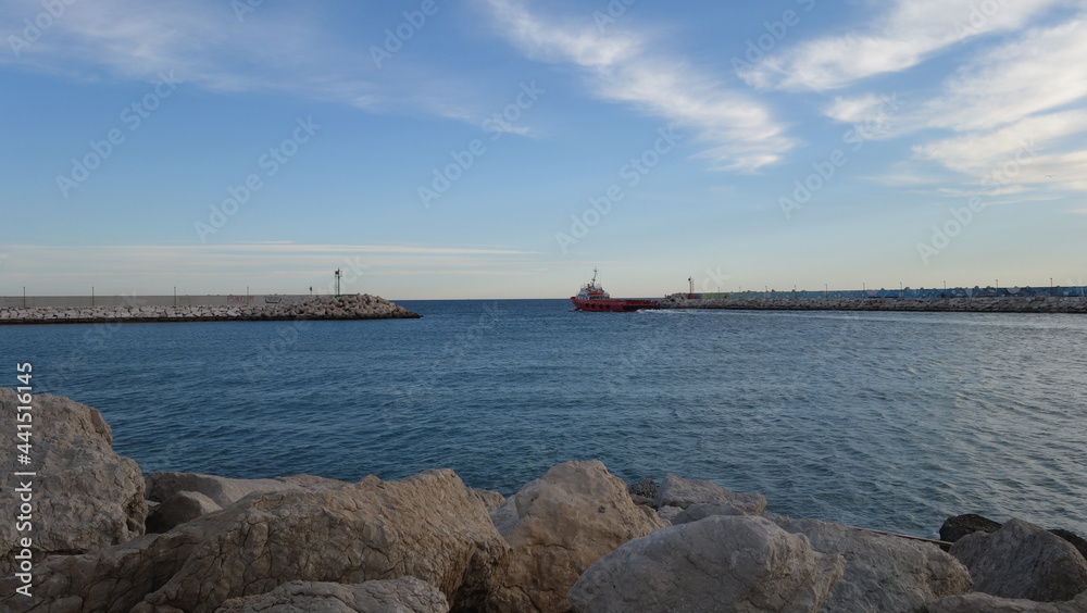 Barca che esce dal porto di Pesaro
