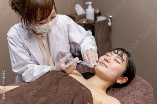 美容外科で施術を受ける女性（顎・注射） 