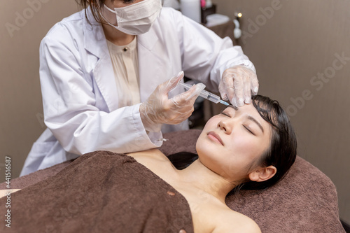 美容外科で施術を受ける女性（注射・眉毛） 