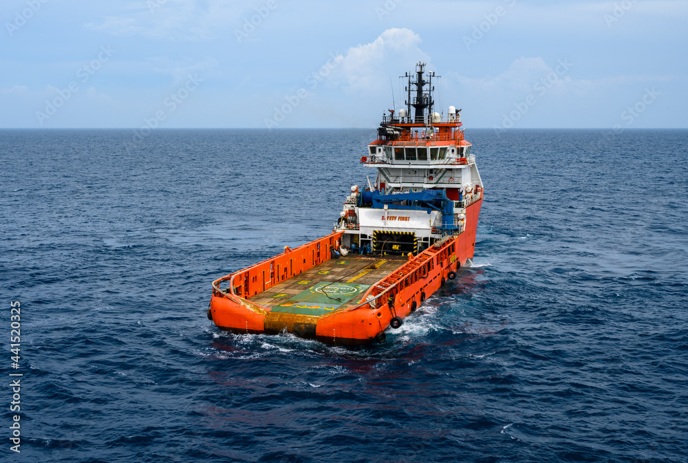 Sea tow in the high sea Sea tow in the high sea