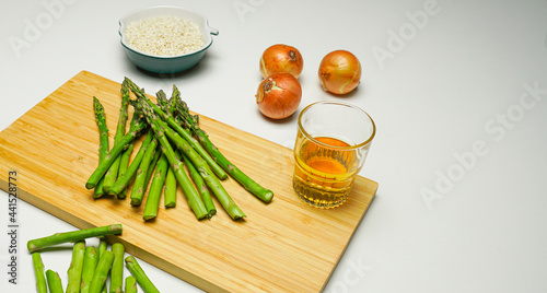 Risotto ze szparagami, składniki na risotto, zielone szparagi