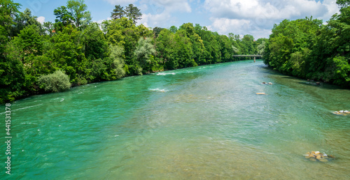 Stadt Landsberg am Lech in Bayern mit Ansicht des Lech von einer Fußgängerbrücke mitten durch die Stadt