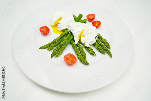 Zielone szparagi i jajko w koszulce, wiosenne śniadanie