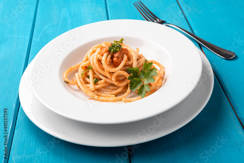 Piatto di deliziosi spaghetti conditi con salsa di polpa di riccio di mare, Cucina Italiana  photo