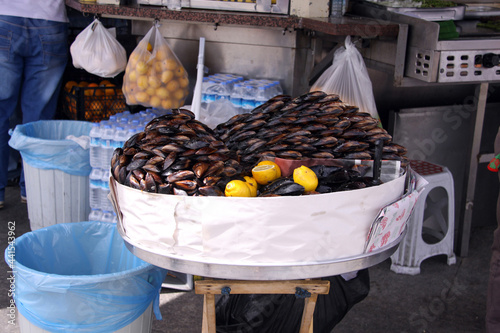 midye dolma, miesmuschel straßenverkauf in istanbul photo