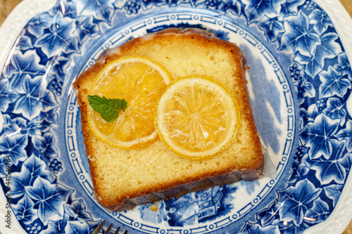 piece of cakes with lemon