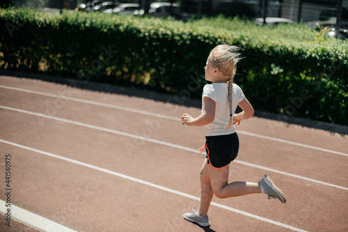 Mädchen läuft Marathon © Alena Vilgelm