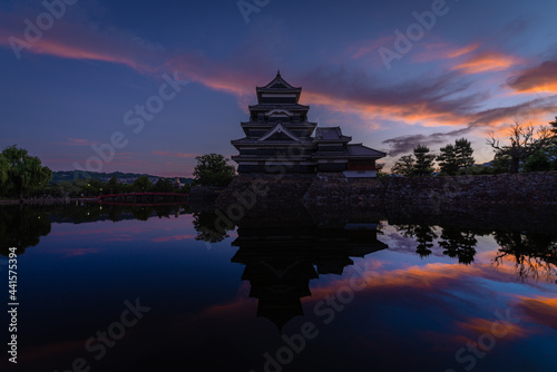 日の出前の松本城