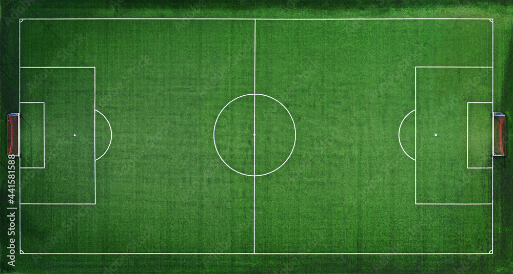 Fototapeta premium Zielone, trawiaste boisko do piłki nożnej, widok z góry.