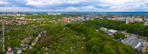 Panorama miasta Gorzów Wielkopolski w pobliżu ulicy Żwirowej, w tle Centrum Sportowo Rehabilitacyjne Słowianka, osiedle Staszica i parki.