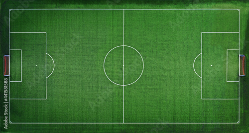 Zielone, trawiaste boisko do piłki nożnej, widok z góry.