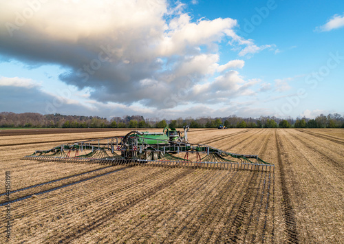  Modernste Landwirtschaftsmaschinen, um die Gülle bodennah und effizienz auf das Feld zu bringen. Drohnenfoto