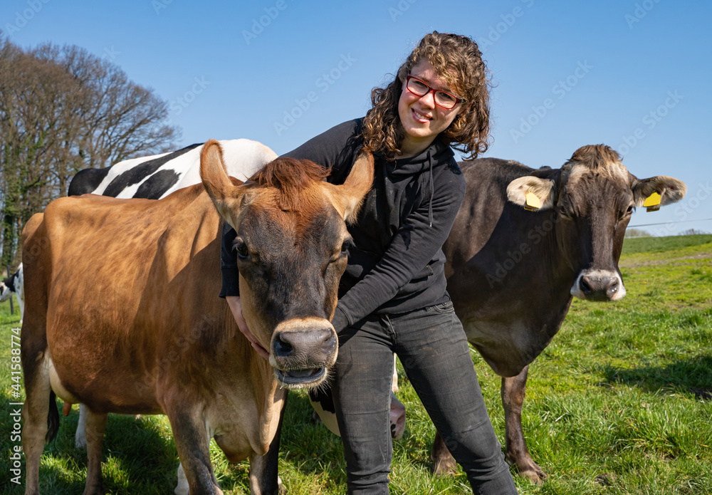 Bäuerliche Landwirtschaft - tierliebe Landwirtin im vertrauten Umgang