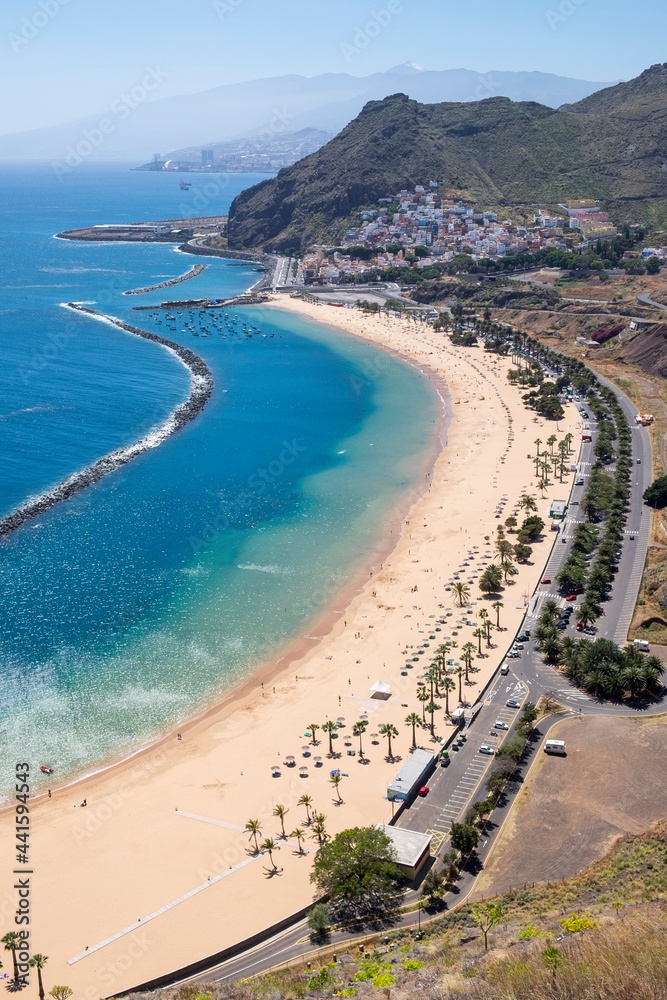 Fotografía aérea de la playa de Las Teresitas en la costa de San Andrés en Tenerife, Canarias