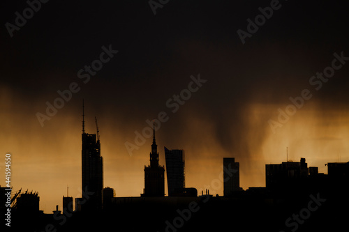 Widok na centrum Warszawy podczas burzy